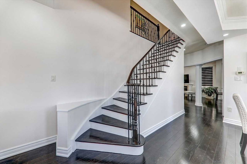 52 Lakespring Dr, Markham, L6C2Z1 | Image 3