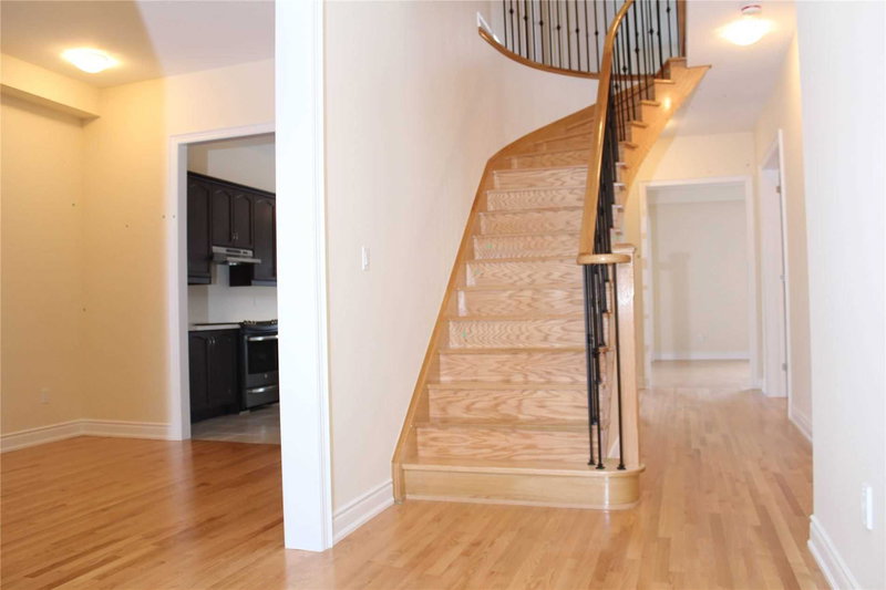 207 Gardiner Dr, Bradford West Gwillimbury, L3Z 0J5 | Image 2