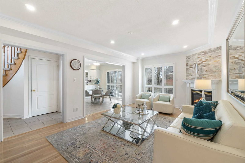 355 Carruthers Ave, Newmarket, L3X2B7 | Image 2