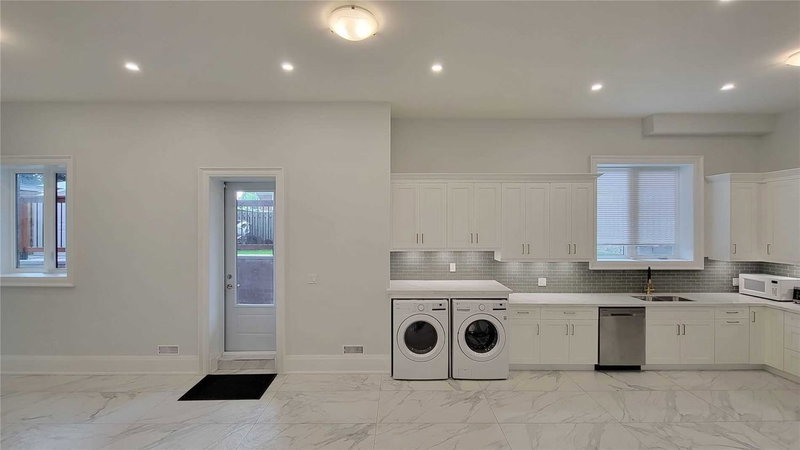 36 Sussex Ave, Richmond Hill, L4C2E6 | Image 2