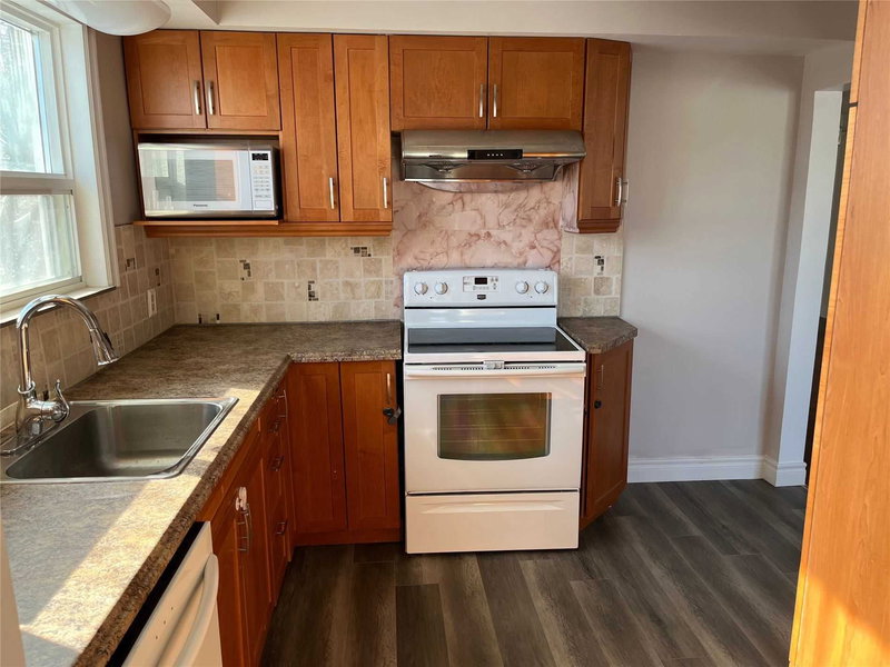 382 Blue Grass Blvd, Richmond Hill, L4C3H4 | Image 2