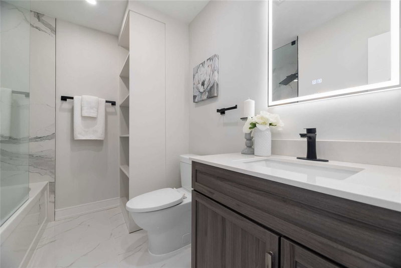 Main - 139 Maurice Crt, Newmarket, L3Y2W1 | Image 2