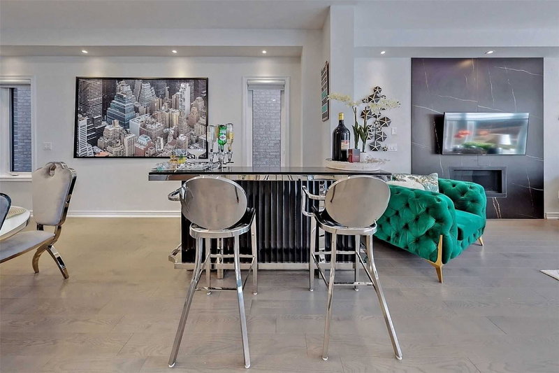 144 Pine Hill Cres, Aurora, L4G 3X9 | Image 2