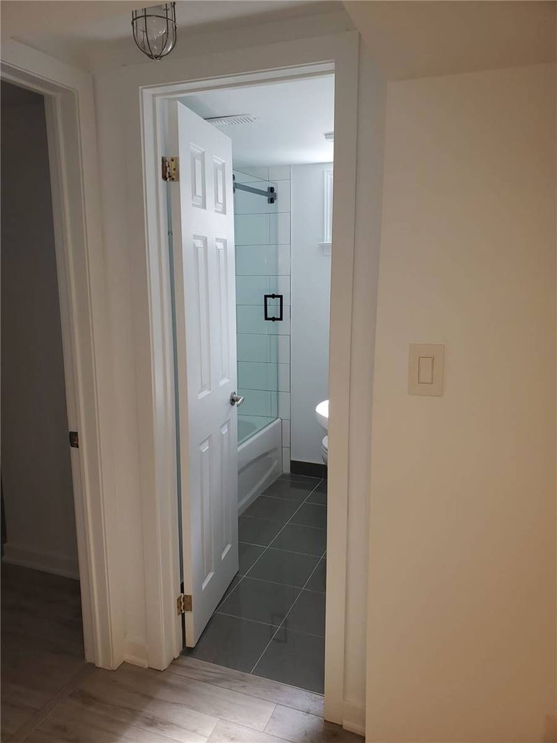 Lower - 347 Ella Crt, Newmarket, L3Y4L6 | Image 3