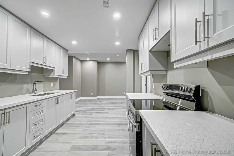 565 Mcgregor Farm Tr, Newmarket, L3X1C1 | Image 3