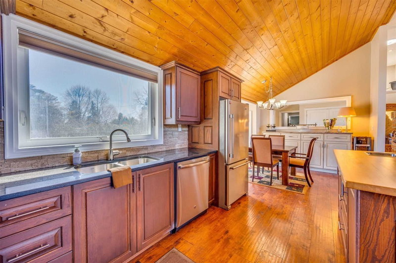 18 Villa Dr, Georgina, L0E1N0 | Image 2