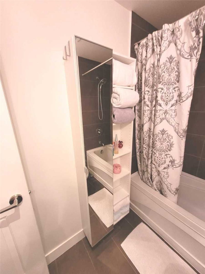 318 - 7608 Yonge St, Vaughan, L4J0J5 | Image 3