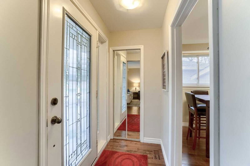 107 Cherrywood Dr, Newmarket, L3Y 2X6 | Image 2