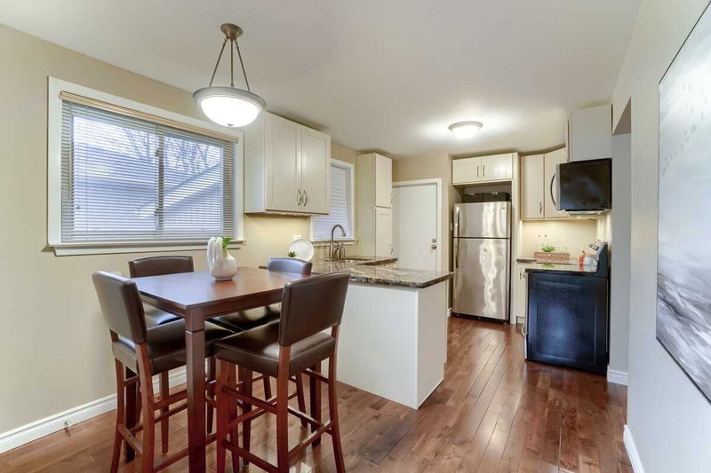 107 Cherrywood Dr, Newmarket, L3Y 2X6 | Image 3