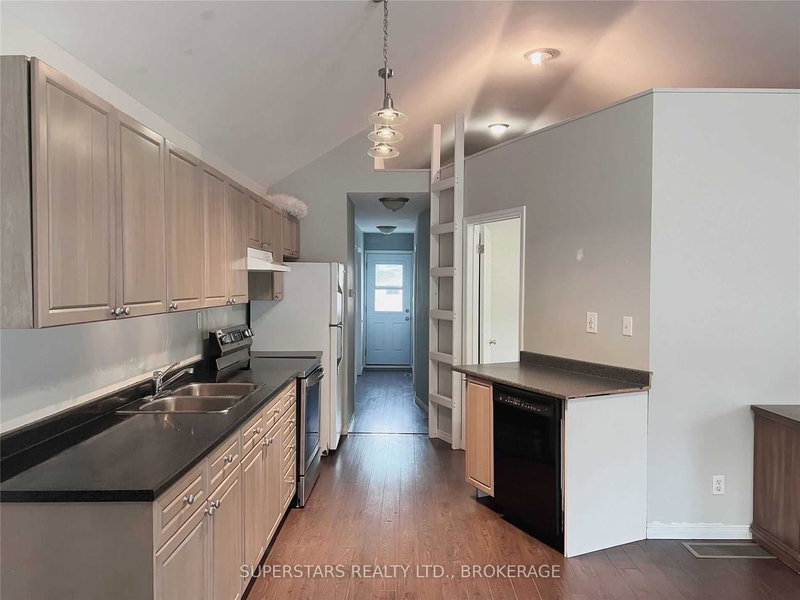 276 Parkwood Ave, Georgina, L4P 2X3 | Image 3