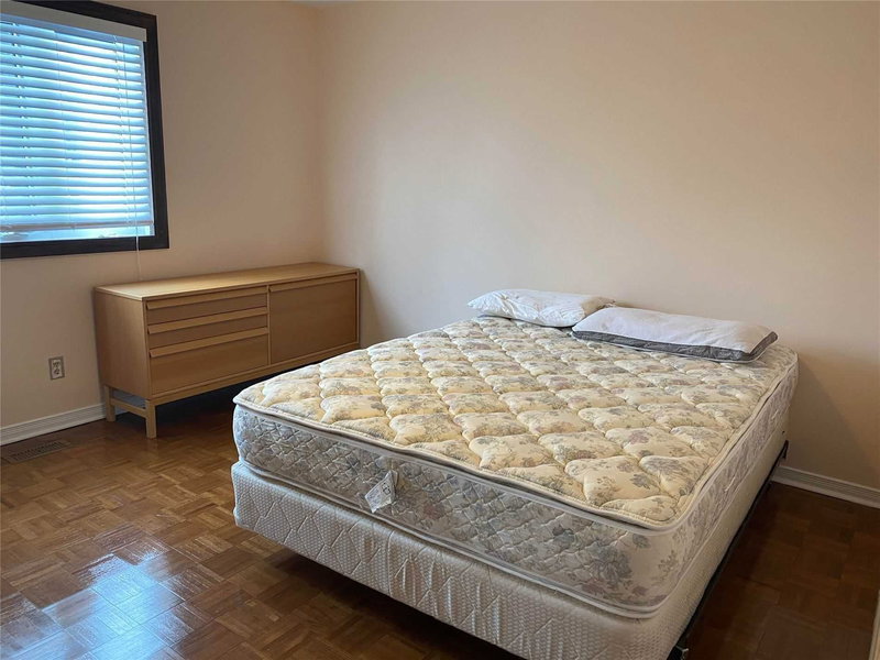 30 Forest Circle Crt, Vaughan, L4L1N9 | Image 2