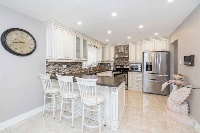 49 Pioneer Lane, Vaughan, L4L2J2 | Image 3