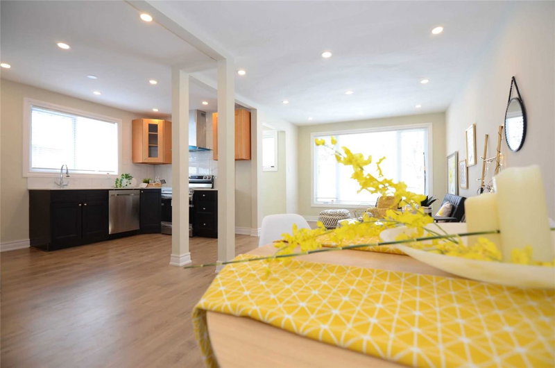 Upper - 150 Maurice Crt, Newmarket, L3Y2W2 | Image 3