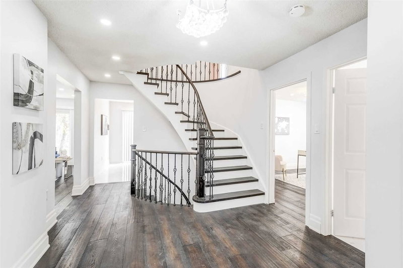 988 Leslie Valley Dr, Newmarket, L3Y7E6 | Image 2