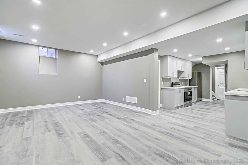 565 Mcgregor Farm Tr, Newmarket, L3X1C1 | Image 2