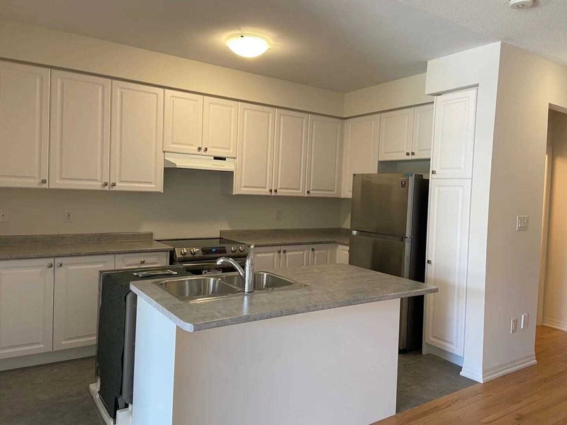 219 Vivant St, Newmarket, L3X 0K7 | Image 3