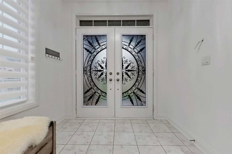 72 Charlotte Abby Dr, East Gwillimbury, L9N0S9 | Image 3