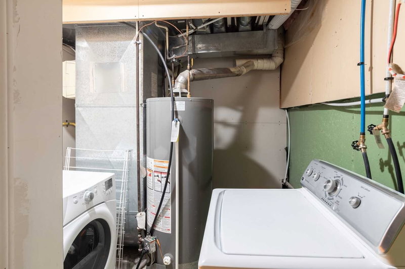 Bsmt - 217 Hampton Crt, Newmarket, L3Y6J5 | Image 2