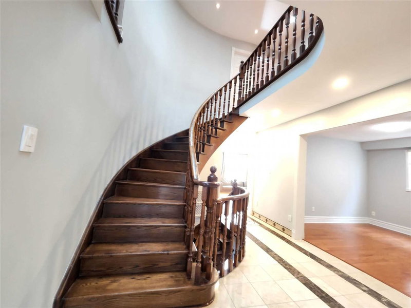 358 Valleymede Dr, Richmond Hill, L4B3E8 | Image 2