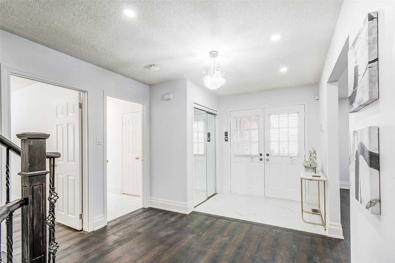 988 Leslie Valley Dr, Newmarket, L3Y7E6 | Image 2