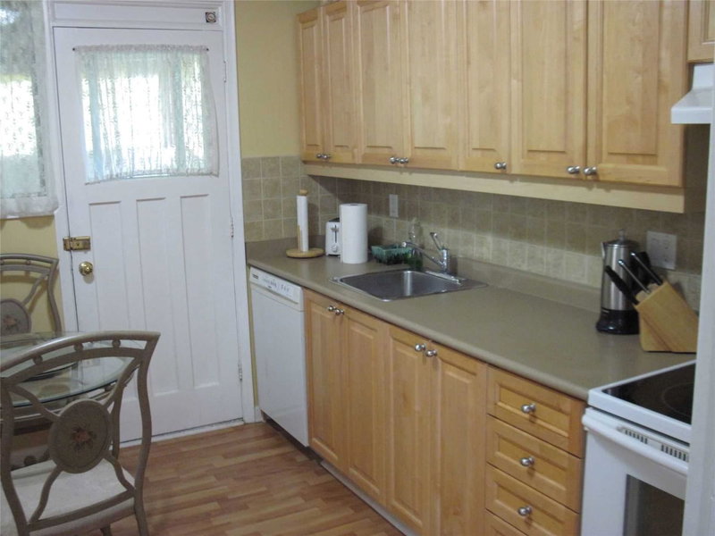 4 Holman Cres, Aurora, L4G1Z9 | Image 3