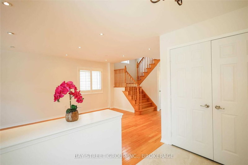 27 Treasure Rd, Vaughan, L6A 2Y7 | Image 2