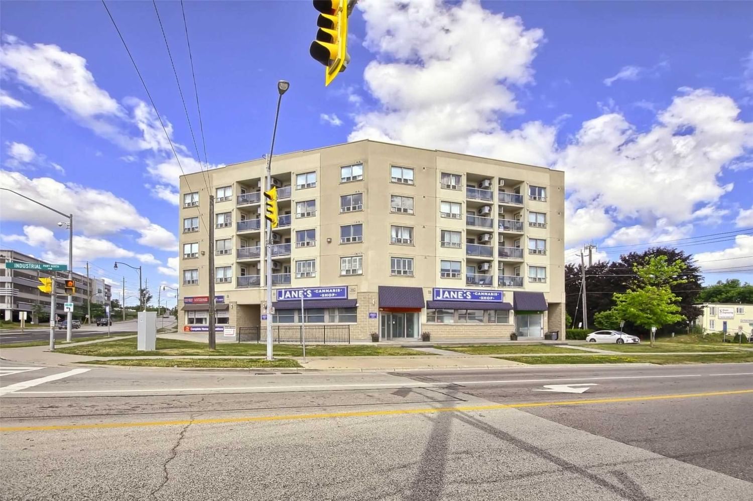 Condo sold at 215-160 Wellington Street, Aurora, Aurora Village, L4G 1J3 - MLS: N5690061