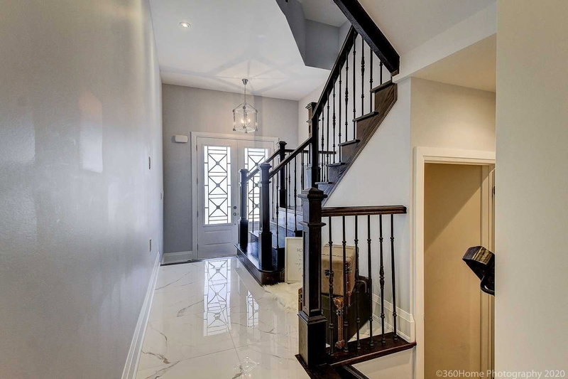 39 Giardina Cres, Richmond Hill, L4B0G1 | Image 2