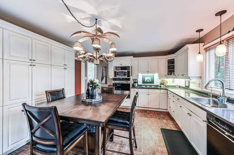 247 Harris Ave, Richmond Hill, L4E3M3 | Image 2