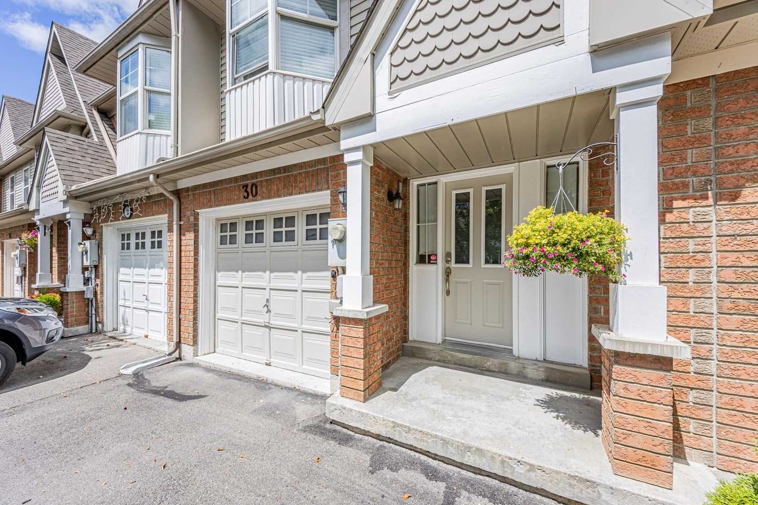 Townhouse sold at 30 Ochalski Road, Aurora, Bayview Wellington, L4G7H9 - MLS: N5718458