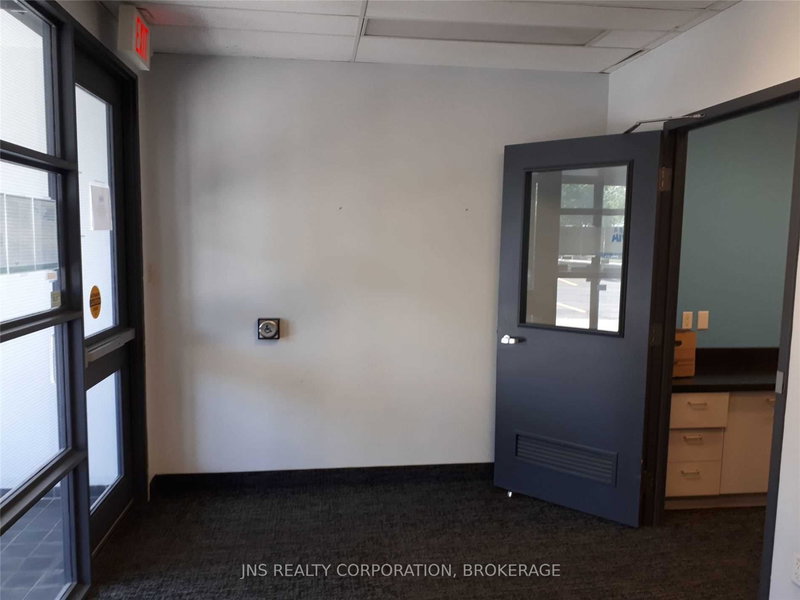 1 - 25 Millard Ave W, Newmarket, L3Y 7R6 | Image 2