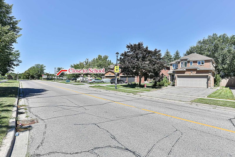 887 College Manor Dr, Newmarket, L3Y8G9 | Image 2