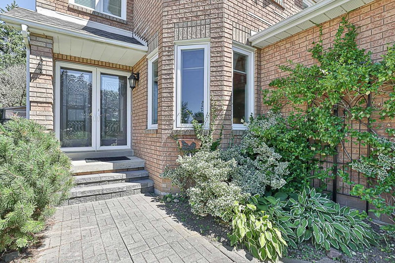 887 College Manor Dr, Newmarket, L3Y8G9 | Image 3
