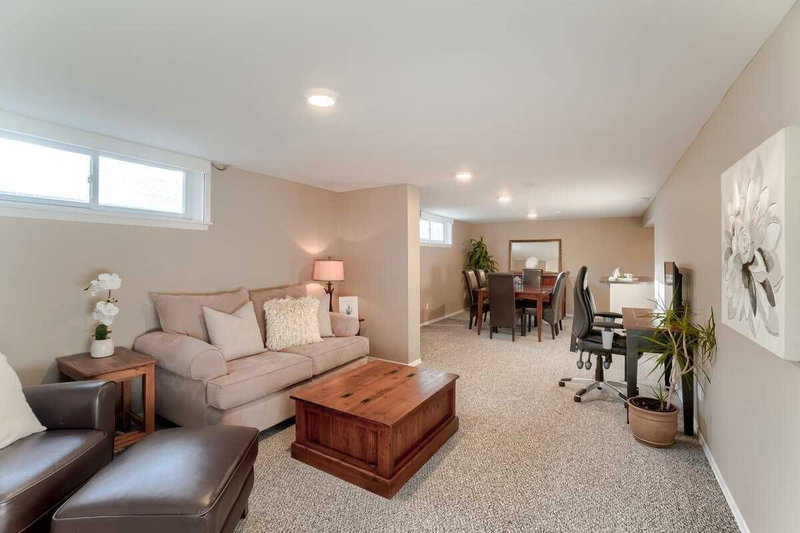 107 Cherrywood Dr, Newmarket, L3Y2X6 | Image 2