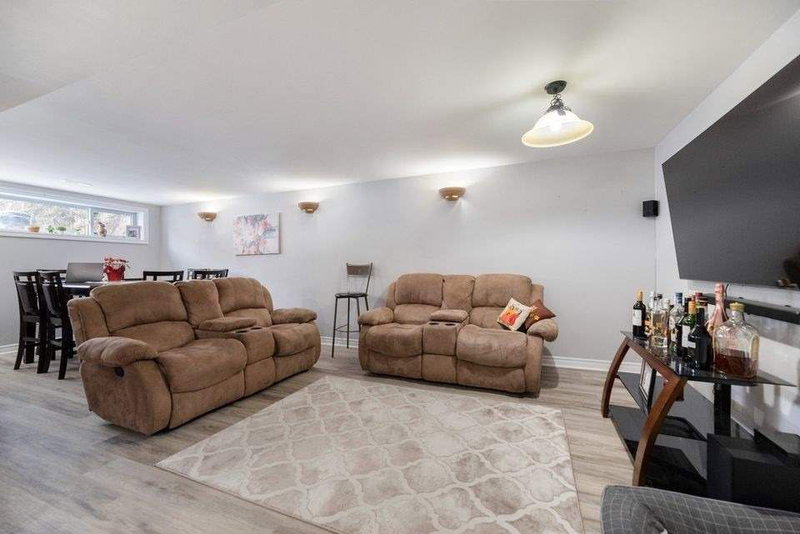 Lower - 107 Bayview Pkwy, Newmarket, L3Y 3W2 | Image 2