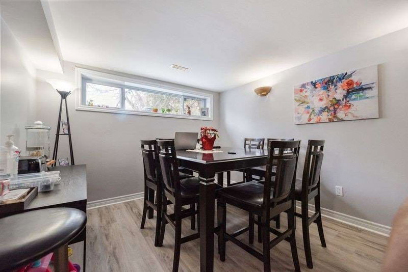 Lower - 107 Bayview Pkwy, Newmarket, L3Y 3W2 | Image 3