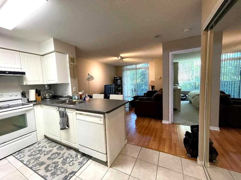 105 - 3 Ellesmere St, Richmond Hill, L4B4N2 | Image 2