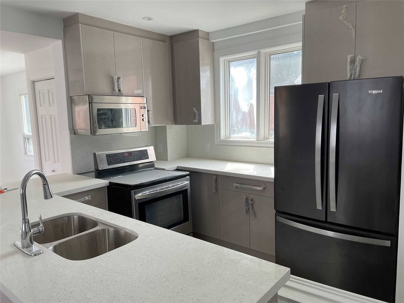 Main - 416 Simcoe St, Newmarket, L3Y2M3 | Image 3