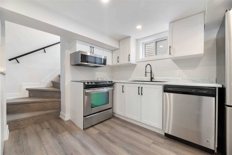 Lower - 139 Maurice Crt, Newmarket, L3Y 2W1 | Image 2