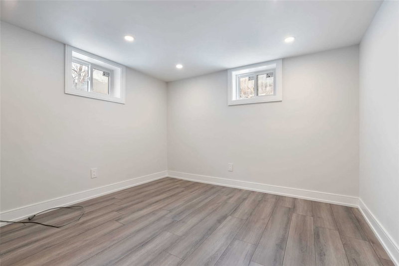 Lower - 139 Maurice Crt, Newmarket, L3Y 2W1 | Image 3