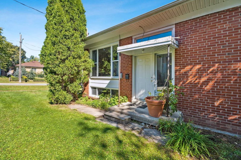 56 Millard Ave, Newmarket, L3Y1Y8 | Image 2