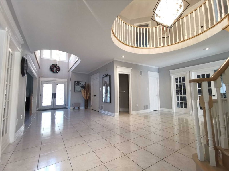 956 Portminster Crt, Newmarket, L3X1L8 | Image 3