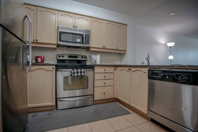 911 - 185 Oneida Cres, Richmond Hill, L4B0B1 | Image 3