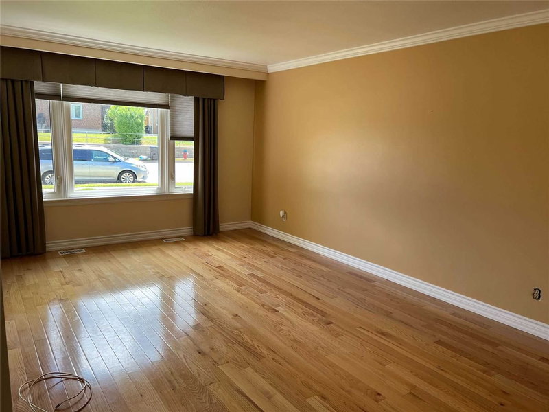 254 Simcoe Rd, Bradford West Gwillimbury, L3Z 1Y9 | Image 3