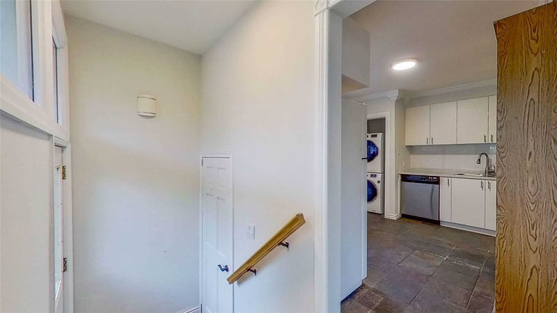 Main - 140 Cherrywood Dr, Newmarket, L3Y 2X7 | Image 3