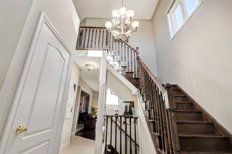 38 Orville Hand Crt, Bradford West Gwillimbury, L3Z0C3 | Image 3