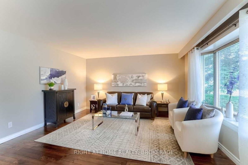 107 Cherrywood Dr, Newmarket, L3Y 2X6 | Image 2