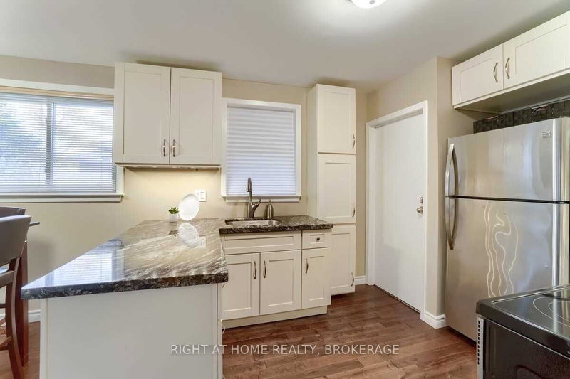 107 Cherrywood Dr, Newmarket, L3Y 2X6 | Image 3