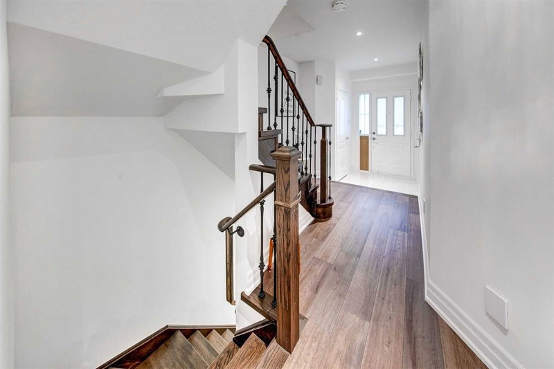 15 Mugford Rd, Aurora, L4G7H4 | Image 2