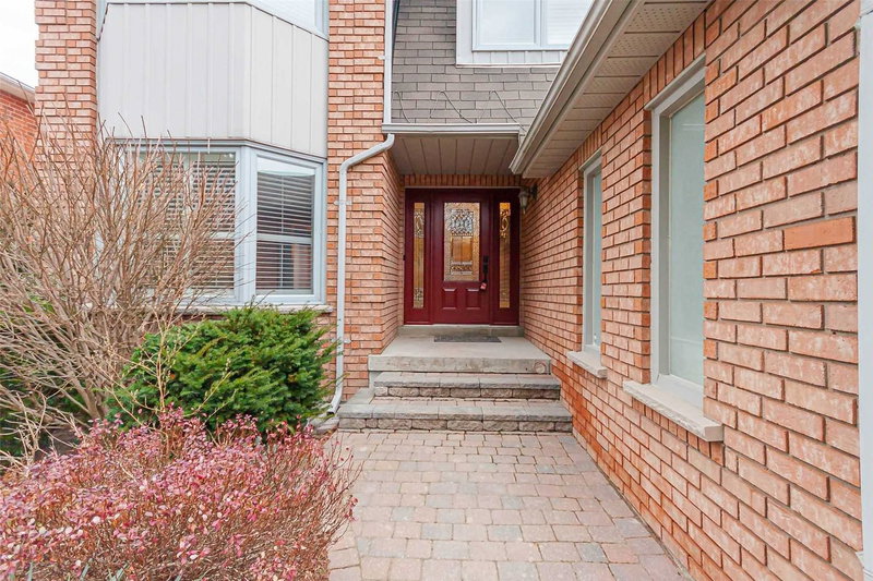 719 Shanahan Blvd, Newmarket, L3X1P8 | Image 2